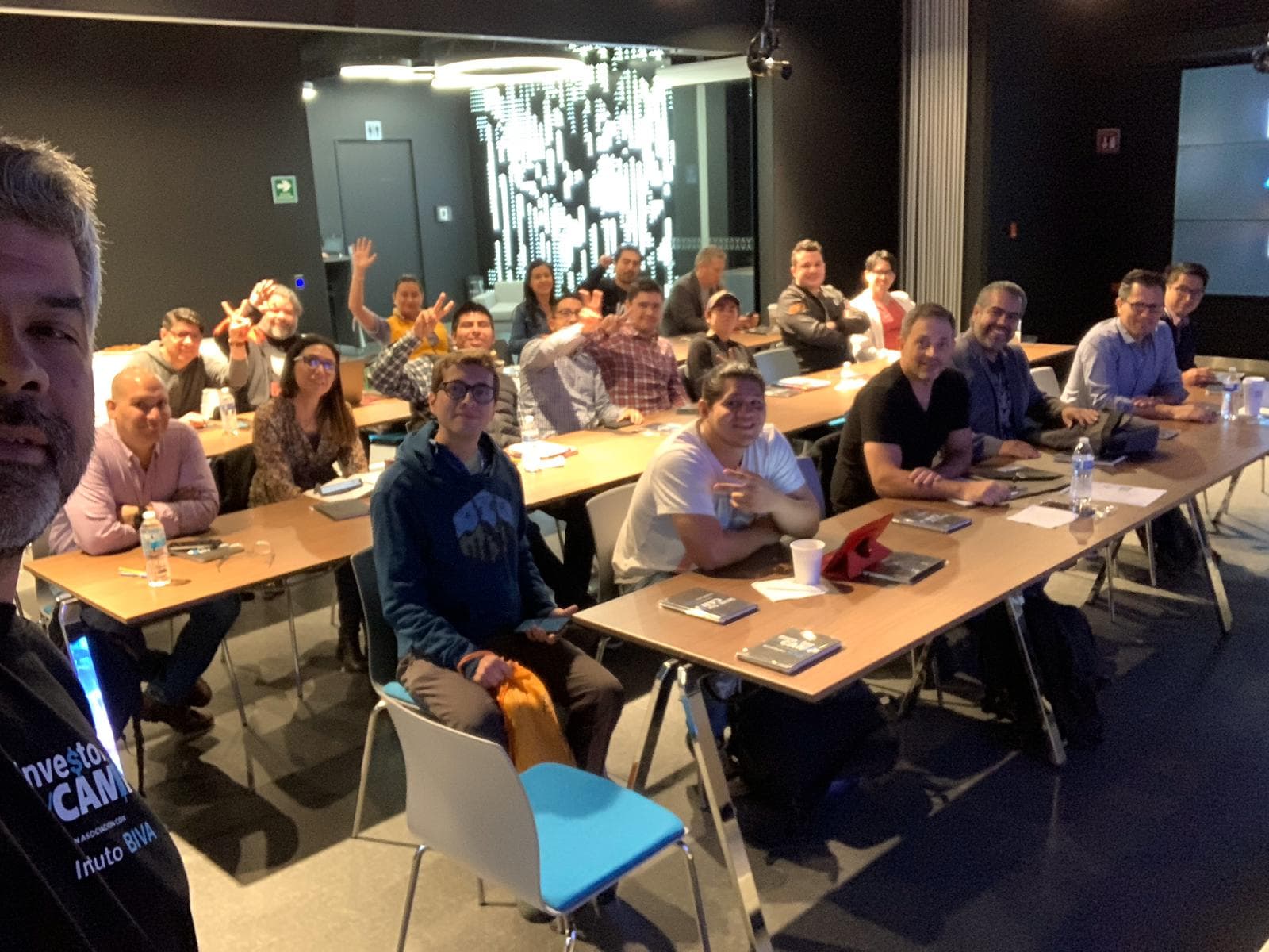 Selfie grupal con asistentes